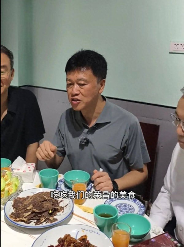 合优投资 重庆荣昌区委书记带头下馆子，请客2桌消费1108元！店老板发声：书记打卡后生意好得多